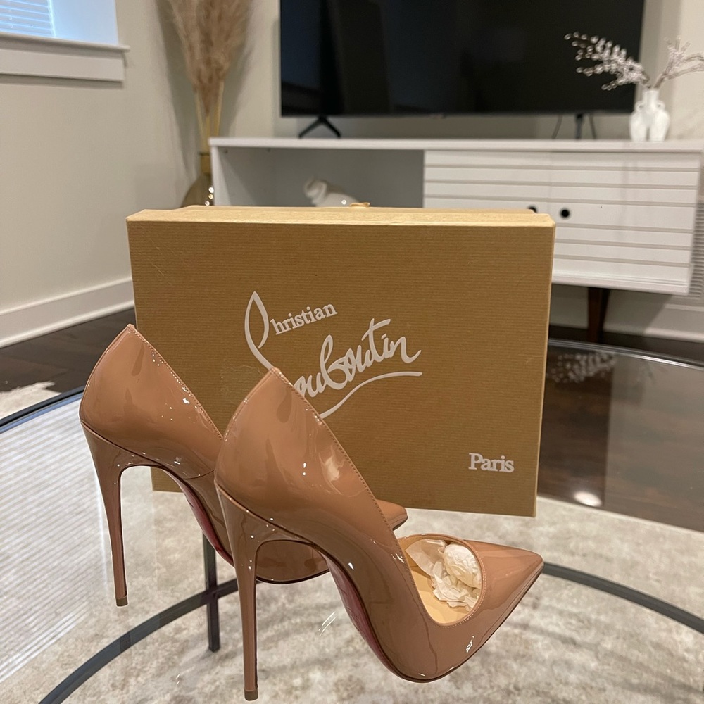 Nude Christian Louboutin
So Kate Patent Leather Pumps